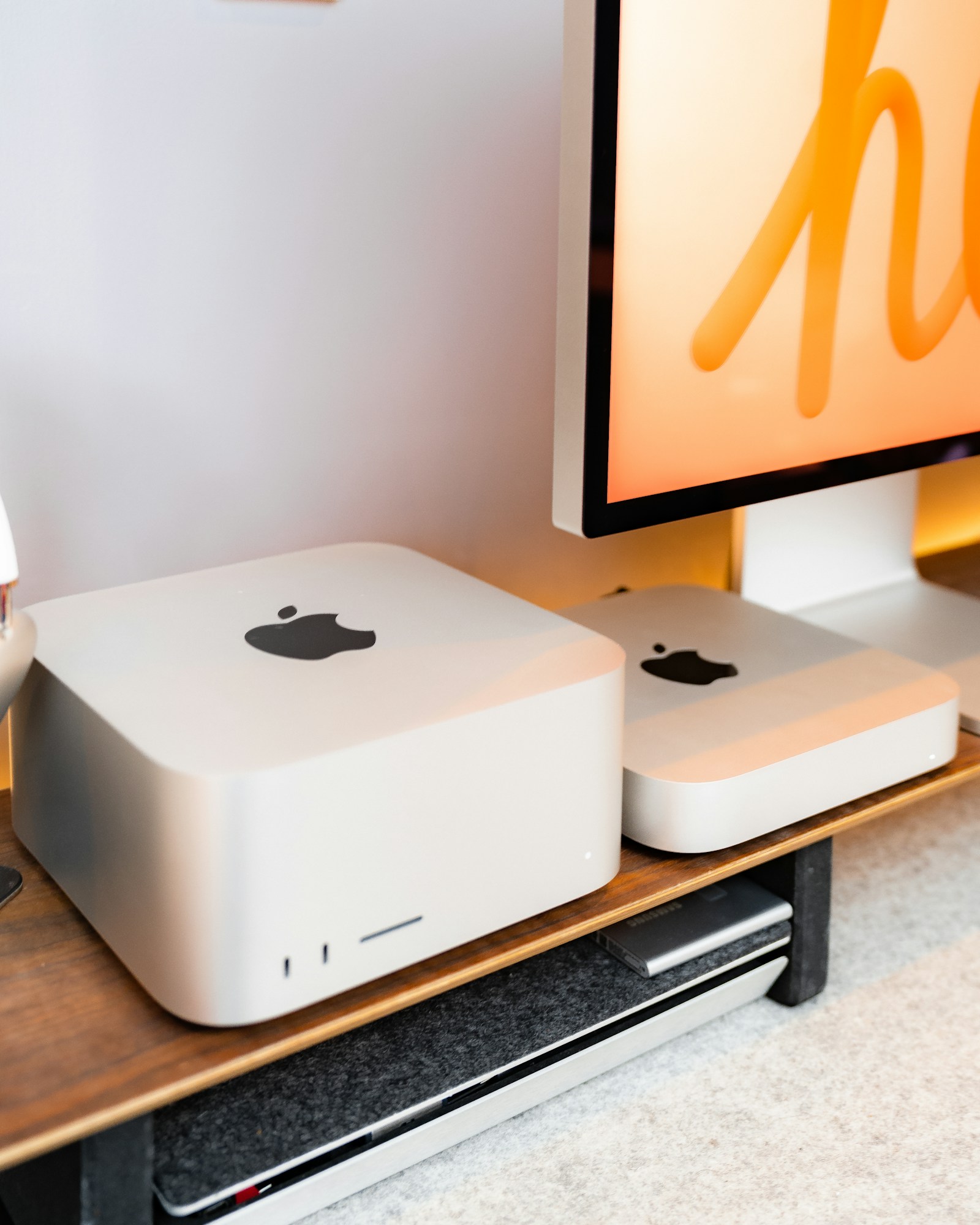 デスクに置かれたMac miniとMac Studio
