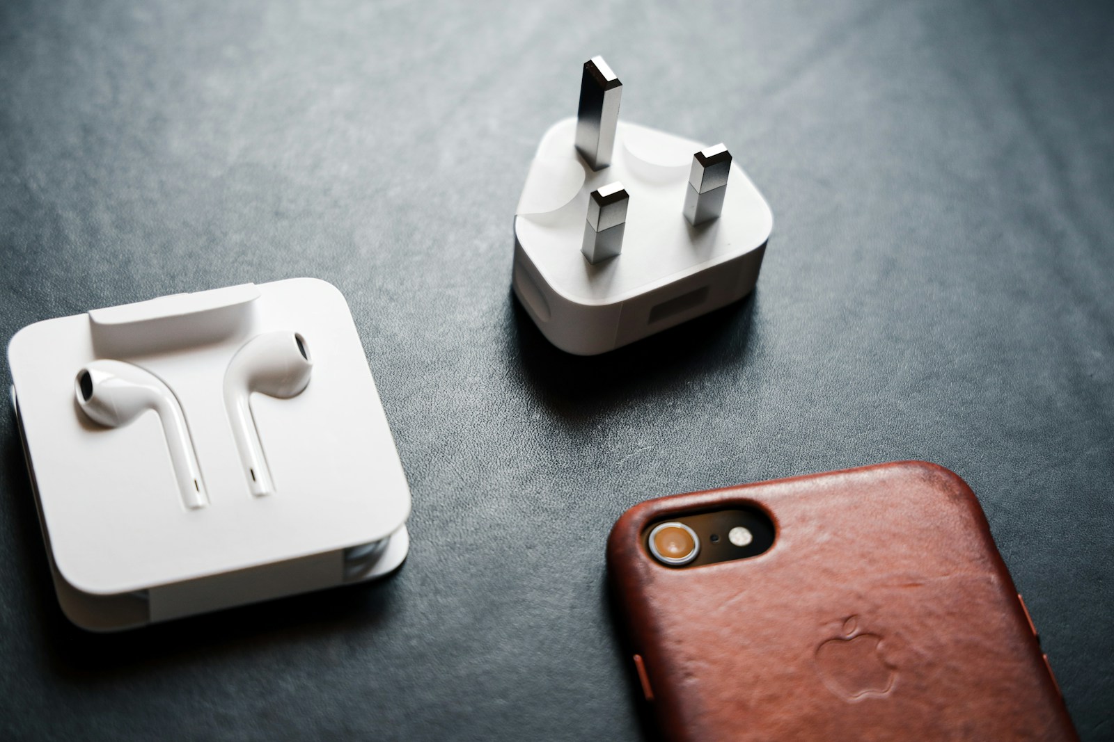 iPhoneケース、充電器、イヤホンなどのアクセサリー