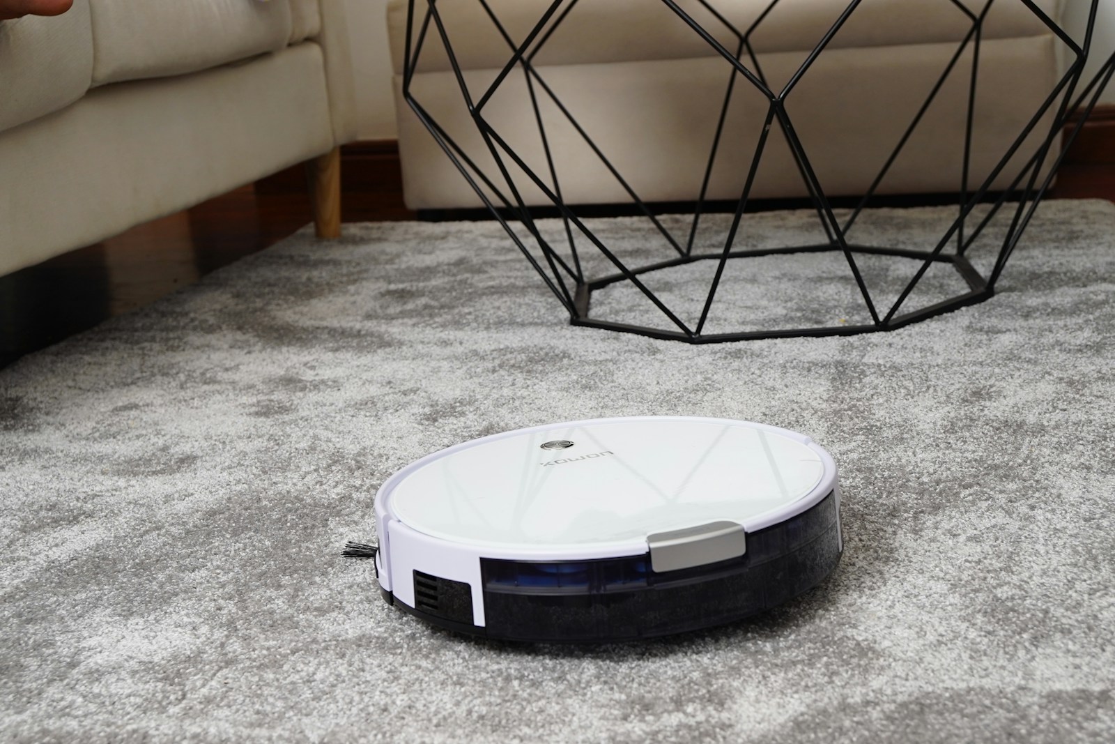 ラグの上を走る白いロボット掃除機